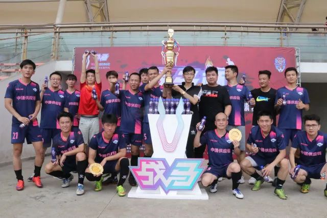 点球大战首回合：韦世豪顺利罚中，弋腾则遗憾失误