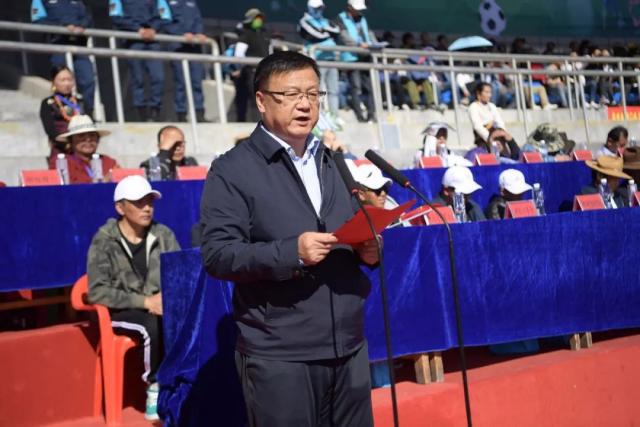 珍贵收藏，著名演员保剑锋展示马拉多纳To签球衣